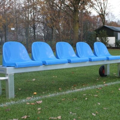 Mobiele reservebank voor langs sportvelden